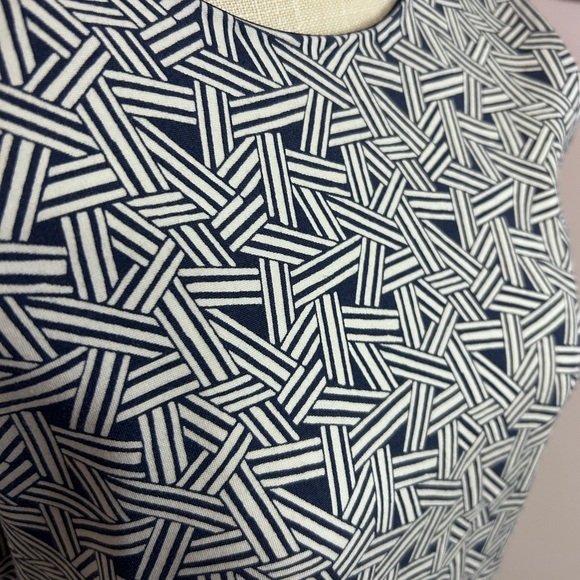 Diane Von Furstenberg beautiful women’s size 4 sleeveless navy and white dress. - Picture 8 of 10